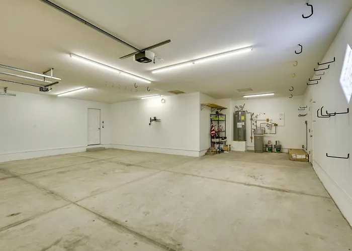 Pet Friendly W/ Private Pool: Havasu Home! Holiday home *